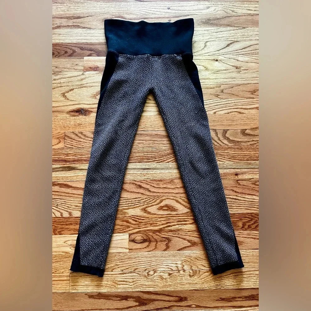 M. Rena leggings - One Size - Black with
White Geometric Design